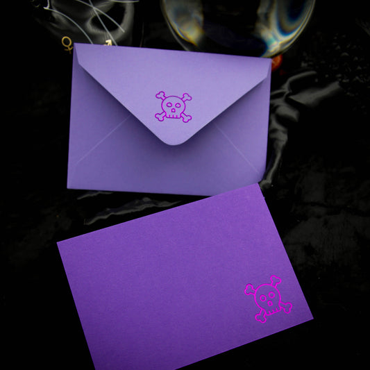 Mini cartes et enveloppes violettes tête de mort et os croisés | Sorcière améthyste