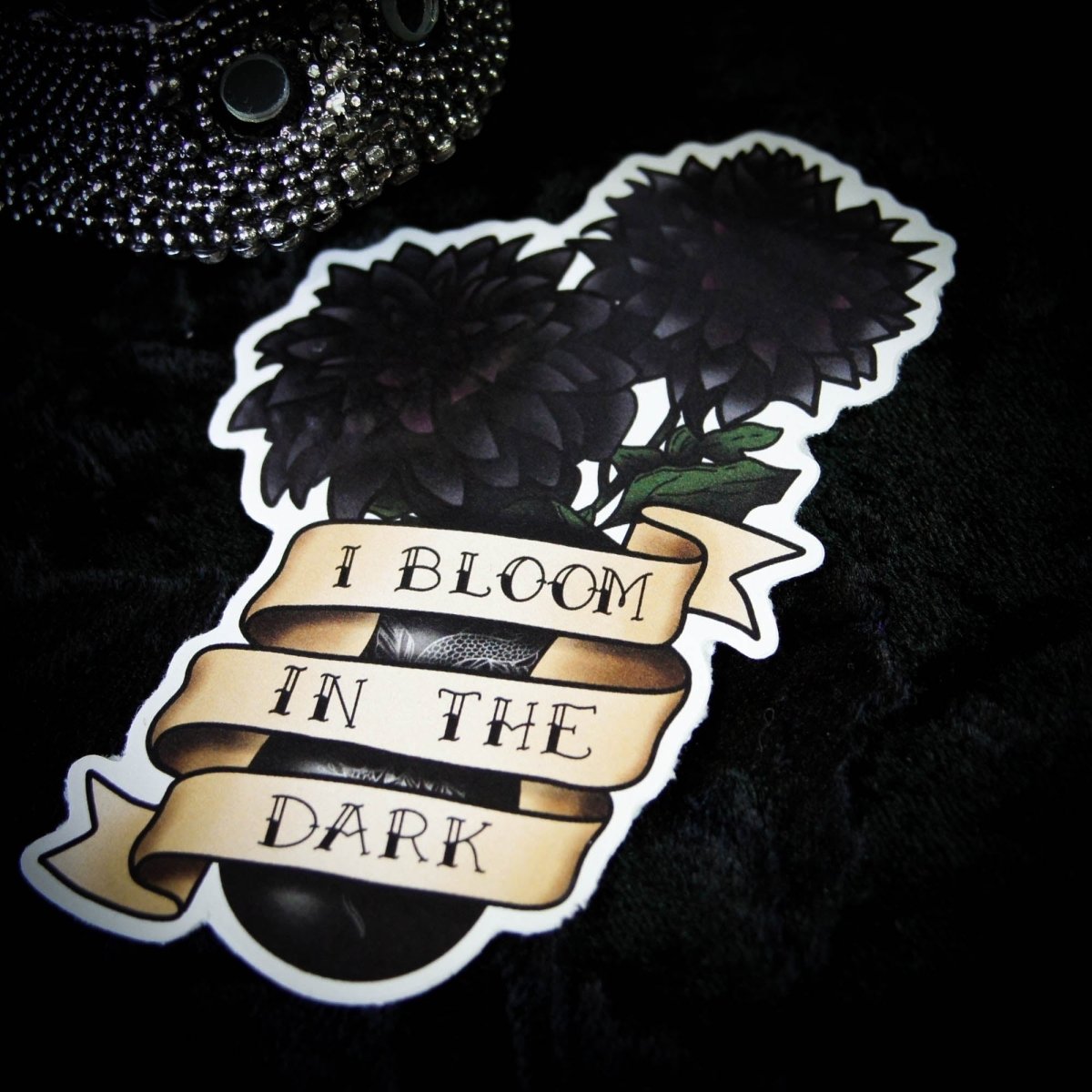 Florezco en la pegatina de vinilo Dark Academia Dark Black Dalia Flower