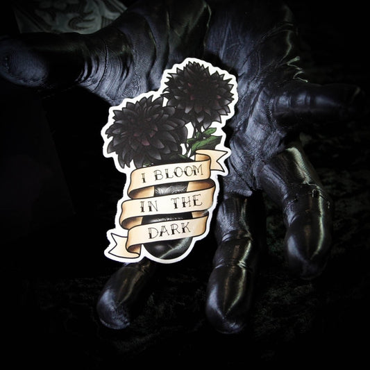 Florezco en la pegatina de vinilo Dark Academia Dark Black Dalia Flower